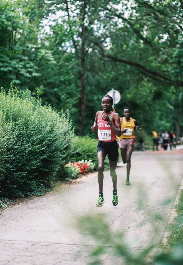 Valentine Rutto (foreground) surges into fourth position as she passes early podium challenger Annet Chelangat who would ultimately fade to 11th. 